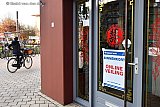 08-12-2020 Breda - De coronacrisis slaat keihard toe bij ondernemers. Bij de Chinees op winkelcentrum Heksenwiel in Breda hangen  veilingposters voor de ramen en op de deur.  - Fotokrant
