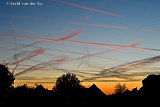 04-11-2024 Breda - Tijdens zonsondergang blijkt dat vliegtuigen een kunstwerk boven de stad hebben gemaakt. - Fotokrant