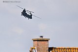 06-08-2019 Breda - Een chinook helikopter vloog in de Haagse Beemden laag rondjes boven de wijk Overkroeten. Waarom de helikopter zo laag over de huizen scheerde is niet bekend gemaakt. In de laadklep was een militair te zien. - Fotokrant