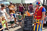 30-06-2019 Breda - Kinderen konden bij een clown ballonfiguren laten maken. De 1e editie van het Circus Festival Breda is ondanks de hitte een succes. - Fotokrant