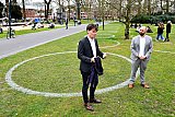 26-03-2021  Breda - Burgemeester Paul Depla en wethouder Boaz Adank gaven nadat het park was voorzien van coronacirkels uitleg aan de media waarom men dit doet. Het oorspronkelijke idee komt uit New York. - Fotokrant