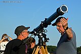 12-08-2026 Breda- In de polder waren een aantal sterrenkijkers met speciale zonnefilters waar mensen door heen konden kijken om de eclips te zien. - Fotokrant