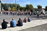 25-09-2021 Breda - Na een uurtje kwam de stoet die vooraf gegaan werd met een truck dj's via de Nassausingel weer terug op het Chasseveld , waar het demonstratiefeestje nog even door ging. - Fotokrant