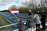 30-01-2022 Breda - Langs de stad trekt over de snelweg een coronaprotest van honderden toeterende auto's. Mensen zwaaien naar de stoet.
 - Fotokrant