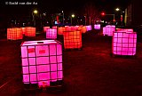18-01-2021 Breda - De 40 IBC containers die als kunstwerk in de wijk Belcrum zijn geplaatst worden 's avonds verlicht.  - Fotokrant