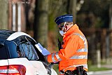 25-03-2020 Meer - Agenten met mondkapjes op controleren of de bestuurder de juiste documenten heeft. Zo ja dan mag deze Belgie in. Zo niet dan kan de automobilist omdraaien en komt Belgie niet in. - Fotokrant