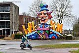 27-02-2025 Prinsenbeek - Leden van carnavalsverenigingen De Bietjes en De Kwekers hebben een prachtige welkomspop gemaakt die op de rotonde staat te schitteren. - Fotokrant
