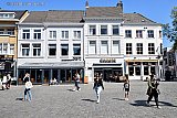 26-04-2020 Breda - Op de Grote Markt was het een stuk minder druk en hadden mensen de ruimte. - Fotokrant