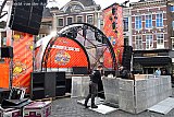 26-02-2025 Breda - De opbouw van carnaval is begonnen. Hier bouwt men aan het podium op de Grote Markt. - Fotokrant