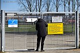 31-03-2020 Breda - De poort gaat op slot bij dit sportcomplex. De competitie amateurvoetbal is door het Coronavirus  in heel het land geschrapt. - Fotokrant