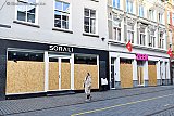 26-01-2021 Breda - Uit voorzorg voor plunderingen hebben winkeliers in de stad hun winkels dichtgetimmerd.  - Fotokrant