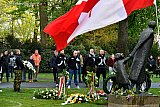 04-05-2021  Breda - Tijdens de dodenherdenking in park Valkenberg werd om 20:00 uur toch 1 krans gelegd en wel door bikers. Alle andere kransen lagen er al. Ook de burgemeester legde eerder op de dag ivm de coronamaatregelen omtrend bijeenkomsten op een onaangekondigd moment zonder de pers te informeren een krans bij het oorlogsmonument De Vlucht. - Fotokrant
