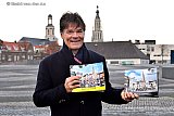 09-12-2021 Breda - Burgemeester Paul Depla heeft van de Bredase beroepsfotograaf Erald van der Aa de 2 fotoboeken Breda in coronatijd ontvangen. De fotoboeken vormen te samen een bijzonder cultuur historisch beelddocument van meer dan 300 foto's over de coronacrisis in 2020 en 2021 in Breda en omgeving. De burgemeester vond het een bijzonder boek over een bijzondere tijd. Zeer mooi en indringend. - Fotokrant