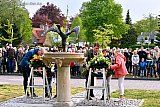 04-05-2019  Ulvenhout - Wethouder Paul De Beer legt met schoolkinderen een krans bij het oorlogsmonument. - Fotokrant