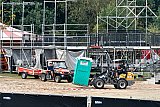 31-08-2025 Breda - Het afbreken van het festivalterrein van Duikboot is in volle gang.  Niet alle klusjes zijn even fris.  - Fotokrant