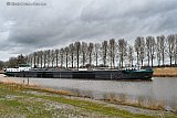 04-02-2024 Breda - Binnenvaarttanker St Barth passeert ten noorden van de stad de pas opnieuw aangelegde dijk langs rivier De Mark.  Deze dijk moet ervoor zorgen dat de Haagse Beemden droge voeten houd.  - Fotokrant