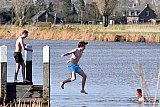 23-02-2021 Breda -  Na een stukje rennen doken de jongeren rivier De Mark in om af te koelen. - Fotokrant