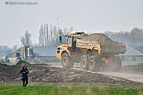 17-04-2023 Breda - Nabij de Haagse Beemden worden tonnen zand gestort. Deze zijn nodig voor de noodzakelijke dijkverhoging ivm het steeds hoger stijgende water. - Fotokrant