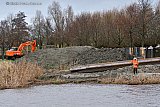 11-12-2023 Breda - Aan de oever van rivier De Mark liggen stapels damwanden klaar die de grond in moeten om mensen , dieren en bebouwing tegen het water van de rivier te beschermen. - Fotokrant