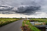 16-07-2023 Breda - Donkere wolken hangen boven het buitengebied van de Haagse Beemden. Regen valt er weinig maar het koelt wel af. Dit staat in schril contrast tot Zuid Europa waar het meer dan 40 C is. - Fotokrant