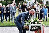 04-05-2022 Ulvenhout -  Wethouder Boaz Adank legt tijdens de dodenherdenking een krans bij het oorlogsmonument in het kerkdorp. - Fotokrant