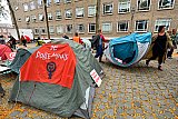03-10-2025 Breda - In de binnenstad bouwde de Dolle Mina's een tentenkampje. - Fotokrant