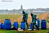 23-02-2023 Breda - Op 100 meter afstand van een kinderboerderij en onder de rook van kerkdorp Teteringen is een flinke hoeveelheid drugsafval gedumpt op gemeente grond. Het zou gezien de lucht vermoedlijk gaan om afval van een cocainewasserij. De hele dag is men bezig geweest met het zorgvuldig opruimen van de chemische stoffen.  - Fotokrant