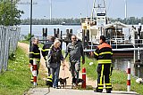10-05-2019  Moerdijk - De brandweer die de lucht kwamen meten ontruimde de haven. Mensen die hun hondjes aan het uitlaten waren moesten het haventerrein verlaten. - Fotokrant