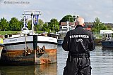 10-05-2019  Moerdijk - Rondom het uit Duisburg afkomstige schip werden door de brandweer metingen gedaan. - Fotokrant