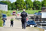 10-05-2019  Moerdijk - Specialiten van de LFO kwamen ter plaatse. De auto rechts in beeld is in beslaggenomen door de politie. - Fotokrant
