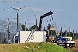02-07-2019 Breda - 10 uur nadat deze ontdekt was is de truck met gedumpt drugsafval naast het HSL spoor door specialisten geruimd. Om de chemie er uit te kunnen hijsen werd het dak van de truck verwijderd. - Fotokrant