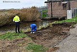 06-11-2021 Breda -  Een deel van de wal is afgegraven en de vervuilde grond is afgevoerd. Opvallend was dat er geen vaten of jerrycans te zien waren. - Fotokrant