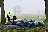 22-01-2020 Prinsenbeek - Deze omgegooide vaten met drugsafval zijn van het zelfde type als de vaten die gisteren werden aangetroffen nabij Zevenbergen.  - Fotokrant