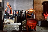 04-02-2019 Etten Leur - Achter de zwarte schermen worden in de loods containers vol met knoflook doorzocht. - Fotokrant