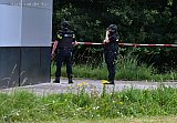 13-07-2019 Breda - Zwaargewapende agenten stonden ook uit het zicht achter het pand. - Fotokrant
