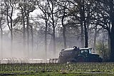 10-04-2025 Breda - Als een boer zijn mestinjecteur door het land trekt is goed te zien hoe droog het is. - Fotokrant