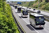 05-05-2019  Breda - Het driekleuren legioen van 225 bussen van Willem II bij doorkomst van Breda . Het legioen is opweg naar Ajax en is hier bijna  bij de Trechterman die langs de A27 ligt te wachten. - Fotokrant