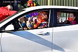 13-02-2021 Breda - Carnavalsvierders zaten uiteraard verkleed in hun auto met een BCV mondkapje op. - Fotokrant