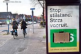 11-03-2023 Breda - In de aanloop naar de verkiezingen is het logo van D66 op een verkiezingsposter afgeplakt met een kartonnen doos. - Fotokrant