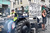 07-07-2022 Breda - Jeugdwerker Rino van dagbesteding Ariba is boos op de gemeente. Hij heeft zijn rokende tractor met spandoek op de Grote Markt gezet. Boeren door het stikstof en Rino van Ariba door de gemeente Breda staat erop. Daarmee doelt hij op het in de problemen helpen. De jeugdwerker moet zijn pand waar dagbesteding plaatsvind voor jongeren per 1 september uit. En dat laat hij zomaar niet gebeuren. - Fotokrant