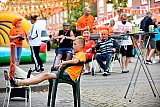 13-06-2021 Breda - Het Nederlands elftal speelt zijn 1e wedstrijd op het uitgestelde  Europees Kampioenschap voetbal .Een jongen kijkt op straat gehuld in een oranje t-shirt naar de wedstrijd.
 - Fotokrant