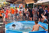25-06-2024 Breda -  Terwijl de volwassenen naar het EK kijken zorgen de kinderen voor de nodige waterpret in de Oranjestraat van Breda. - Fotokrant