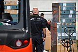 26-05-2026 Breda -  De FIOD is op een industrieterrein in de Haagse Beemden  een PostNL Pakketpunt binnengevallen en heeft pallets vol dozen met daarop Philips en Samsung met verschillende vrachtwagentjes afgevoerd.  - Fotokrant