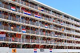 14-06-2021 Breda - Het enthousiasme voor Oranje is aan het stijgen. Zo is deze enorme flat helemaal voorzien van oranje vlaggetjes en de hollandse driekleur. - Fotokrant