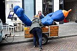 07-07-2020 Breda - Op een aanhanger is de blauwe Big Funnelman Baby naar de binnenstad gebracht. Zijn komst was geheim gehouden om grote drukte bij het plaatsen in de etalage te voorkomen. - Fotokrant