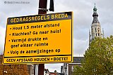03-11-2020 Breda - Op de landelijke persconferentie zijn nieuwe Coronamaatregelen aangekondigd. Ook is duidelijk gezegd dat mensen die zich niet aan de Coronaregels houden niet moeten staan te kijken als ze een hoge boete krijgen. In Breda zijn de gedragsregels op de fel gele borden niet te missen. - Fotokrant
