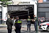 21-08-2024 Breda - De politie doet uitgebreid onderzoek naar de explosie die het interieur en een deel van de pui vernielde. - Fotokrant