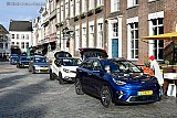 06-01-2022 Breda - Een lange file met mensen die de Gemaksbak hadden gekocht stond op de Grote Markt. Allemaal hadden ze de achterklep van hun auto open staan om het eten te ontvangen. - Fotokrant