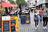 11-07-2019 Breda - Door het zomerse weer is het centrum al in tropische sferen. Bezoekers krijgen grote borden voorgeschoteld als ze de Grote Markt op komen. - Fotokrant