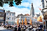 01-06-2020 Breda - Na weken  leeg te zijn geweest vanwege de Coronacrisis was de Grote Markt 2e Pinksterdag weer gevuld met terrasbezoekers. - Fotokrant
